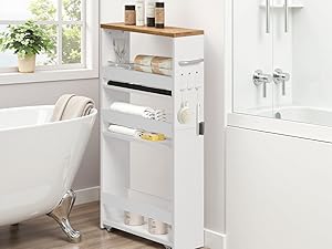 Série d'images d'intérieur de salle de bains blanches minimalistes présentant des solutions de rangement, notamment des armoires, des étagères et des organiseurs sur des murs blancs aux accents de bois.