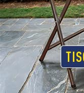 une table pliante avec un panneau bleu et blanc dessus.