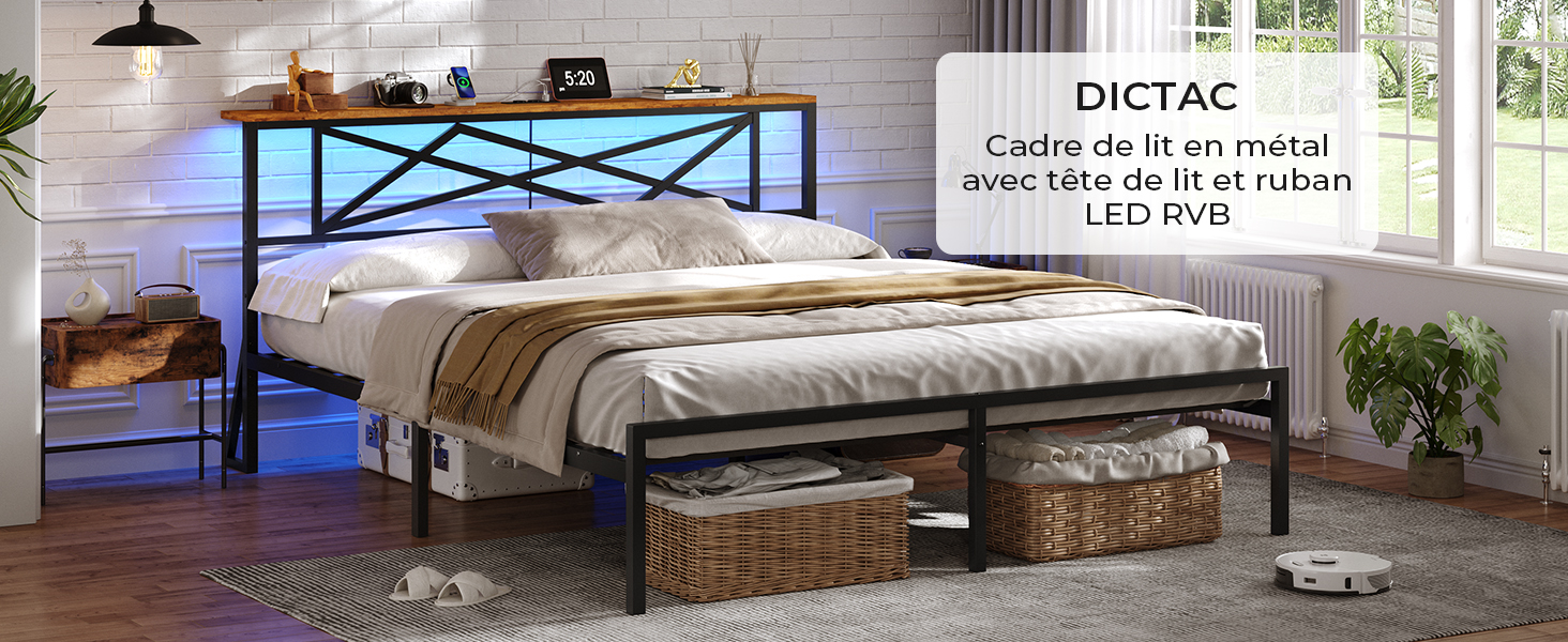 Chambre moderne dotée d'un cadre de lit en métal avec éclairage LED bleu, d'une literie blanche et de paniers de rangement tissés en dessous. Art mural et lampe visibles.