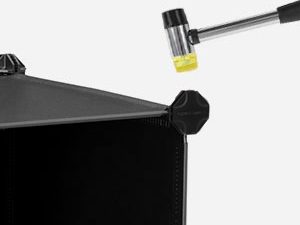 Vue rapprochée d'un outil de mesure ou de réglage noir avec des marques jaunes et noires, semblant faire partie d'un appareil ou d'un équipement plus grand