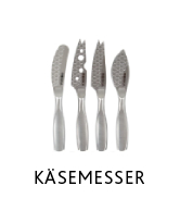 un ensemble de couverts en argent sur fond blanc.