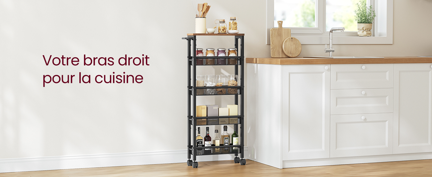 Chariot de cuisine roulant en métal noir avec plusieurs étagères, positionné contre des armoires blanches dans un décor de cuisine moderne.