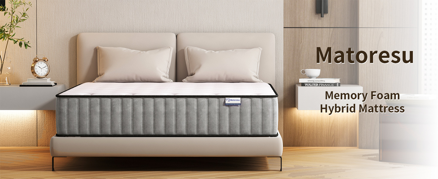 Un lit moderne avec une tête de lit rembourrée grise et un matelas hybride. La superposition de texte l'identifie comme étant le « matelas hybride en mousse viscoélastique Matoresu