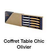 Boîte en bois contenant un ensemble de couteaux à steak aux manches foncés. Produit étiqueté « Coffret Table Chic Olivier