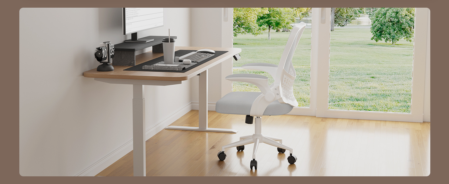 Configuration de bureau murale minimaliste avec surface grise, chaise blanche et vue sur la fenêtre. Design compact pour les espaces restreints.